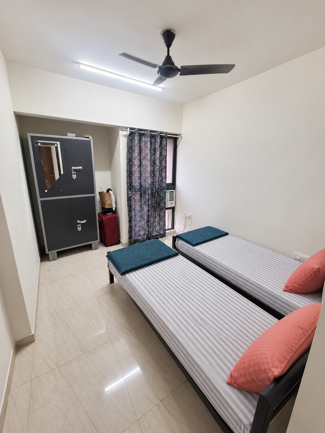 LODHA CROWN 1403 MAJIWADA/BOYS stay photo 2