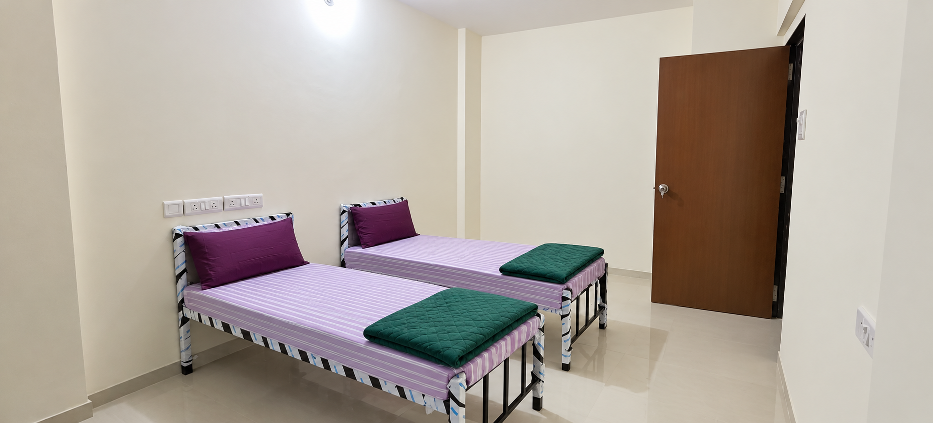 MOHAN MAHAL-2672-402/GIRLS stay photo 1